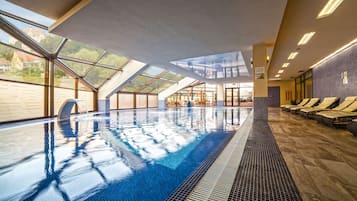 Indoor pool, sun loungers