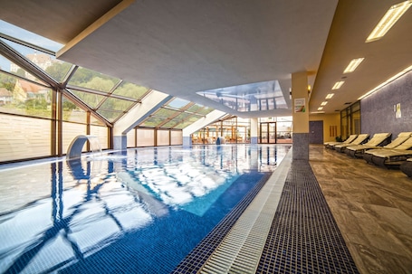 Indoor pool, sun loungers. DoubleTree by Hilton Hotel Sighisoara - Cavaler
