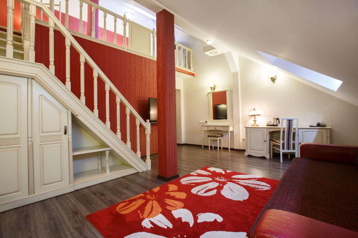 Suite, 1 King Bed (Duplex) | Living area