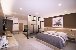 King Suite | 1 bedroom, premium bedding, Select Comfort beds, minibar