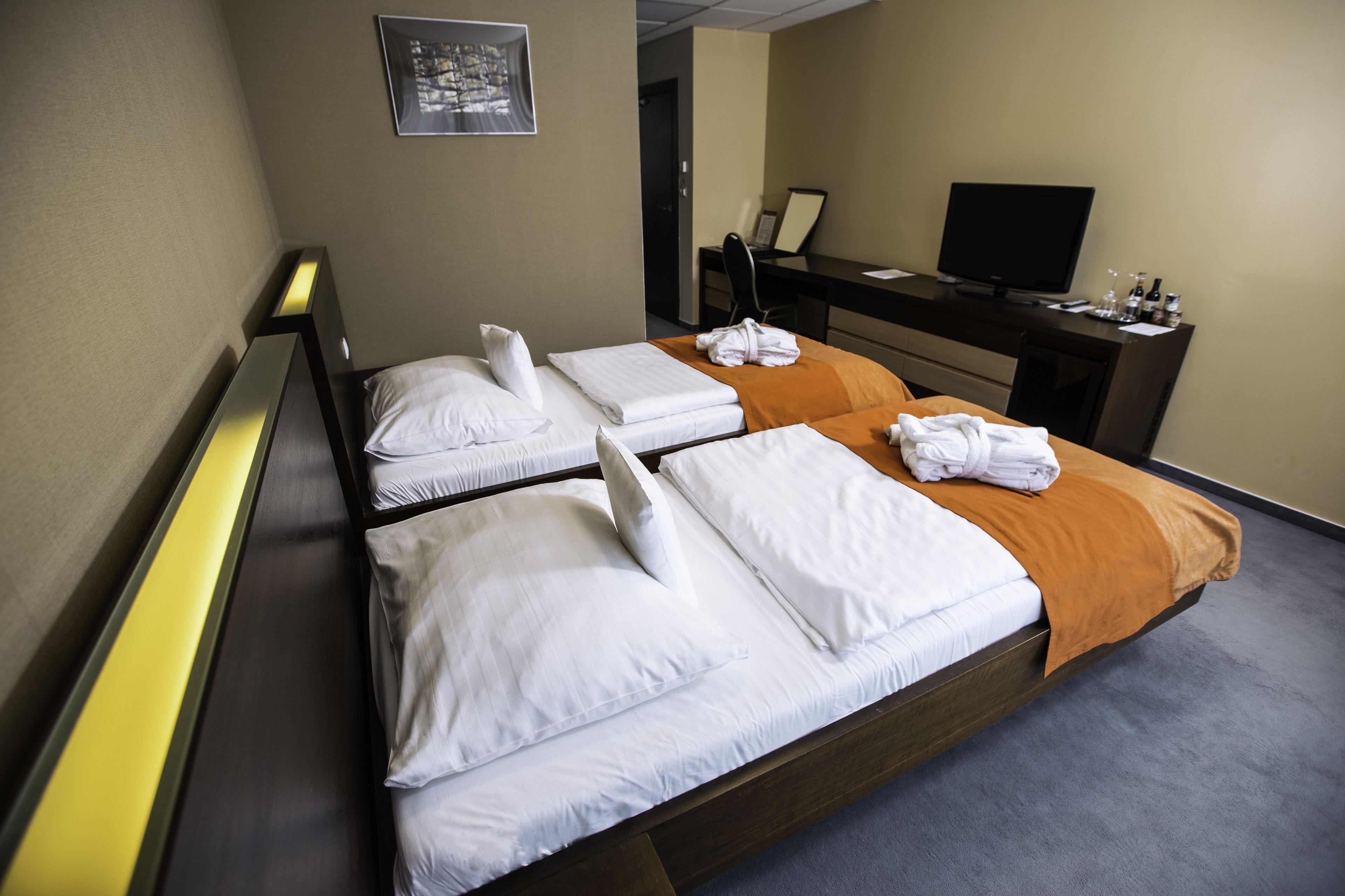 Business Room | 1 bedroom, premium bedding, Select Comfort beds, minibar