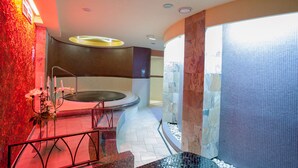 Un espace spa moderne comprenant un jacuzzi, des sièges et une composition florale décorative.