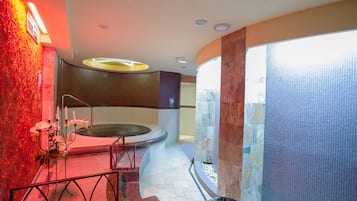 Indoor spa tub
