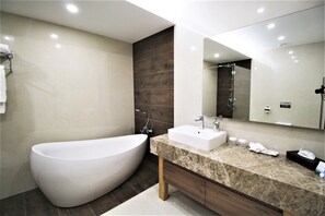 Habitación ejecutiva, 1 habitación (EXTRA) | Baño | Artículos de higiene personal gratuitos, secador de pelo y toallas