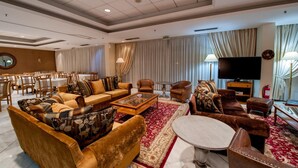 Un salón amplio con un gran sofá, una mesa de centro y una televisión.