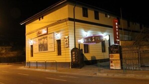 Ein zweistöckiges Gebäude mit einem Schild für "Jack's Pub" und einem Schild mit der Aufschrift "Motel" an der Seite.