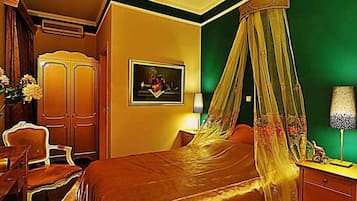 Un dormitori amb un llit, una petita taula de nit, una cadira, un armari i un quadre a la paret.