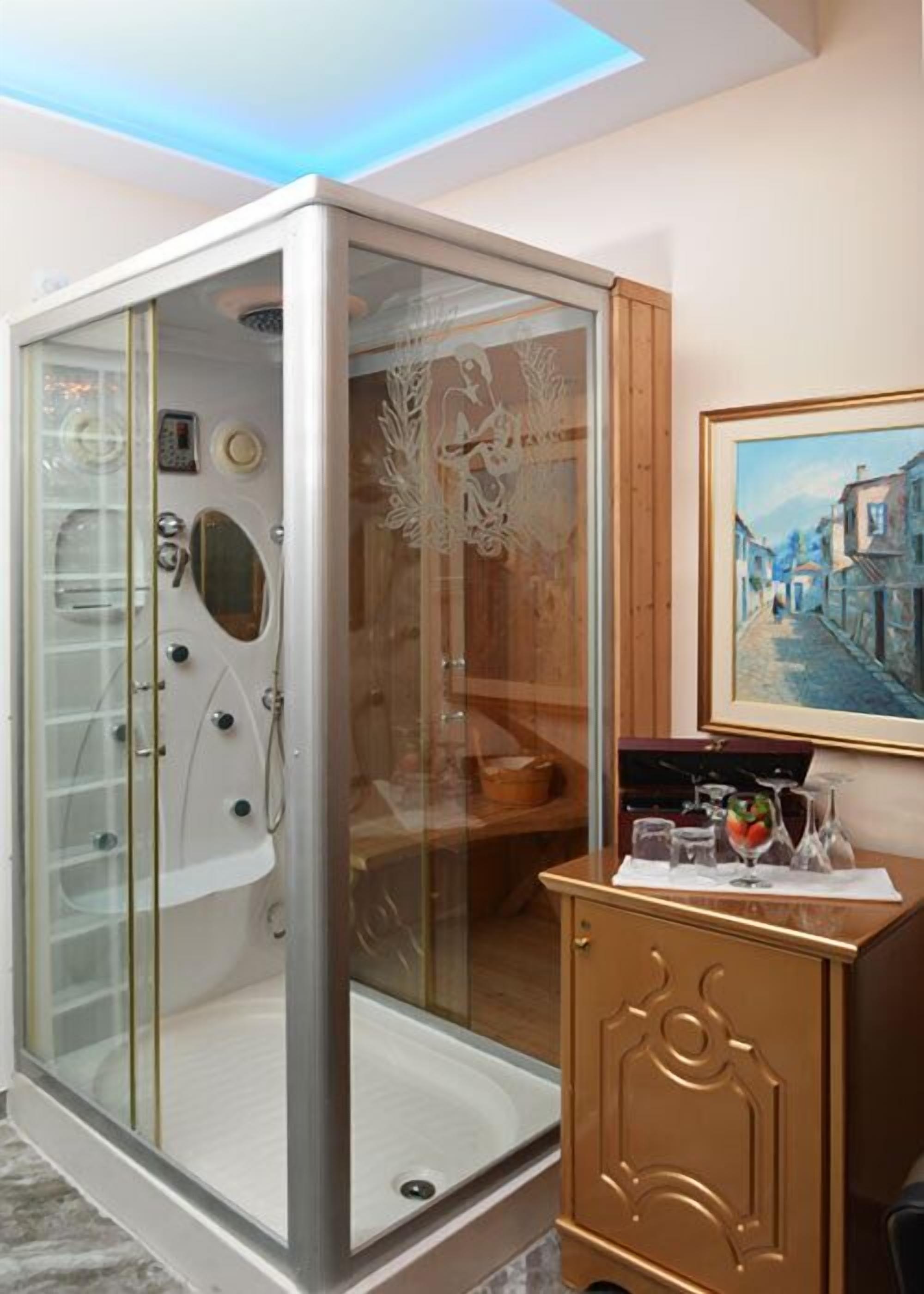 Perlengkapan mandi gratis, pengering rambut, sandal, dan handuk