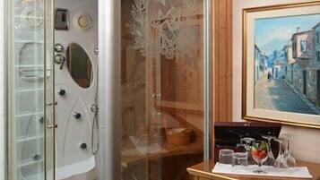 Artículos de tocador gratuitos, secador de pelo, pantuflas, toallas