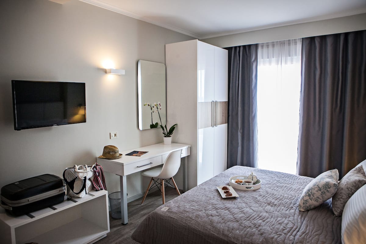 Apartment, 2 Bedrooms | In-room safe, desk, laptop workspace, soundproofing