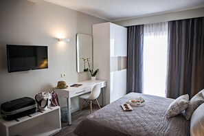 Apartment, 2 Bedrooms | In-room safe, desk, laptop workspace, soundproofing