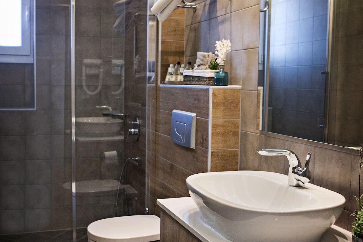 junior suite | bathroom | shower, hair dryer, towels