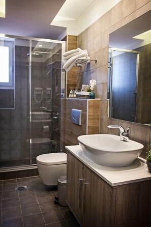 Junior Suite | Bathroom | Shower, hair dryer, towels - Olympic Star Beach Hotel (Dio-Olympos)