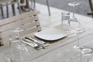 Breakfast, lunch, dinner served; Mediterranean cuisine - Hotel Zefyros (Dio-Olympos)