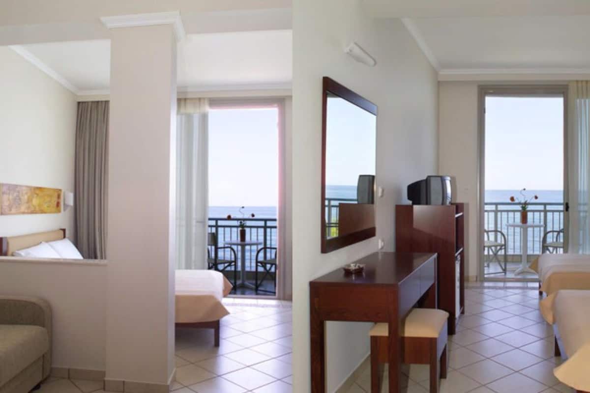 Habitación cuádruple, vista al mar | Caja de seguridad en la habitación, cortinas blackout y insonorización