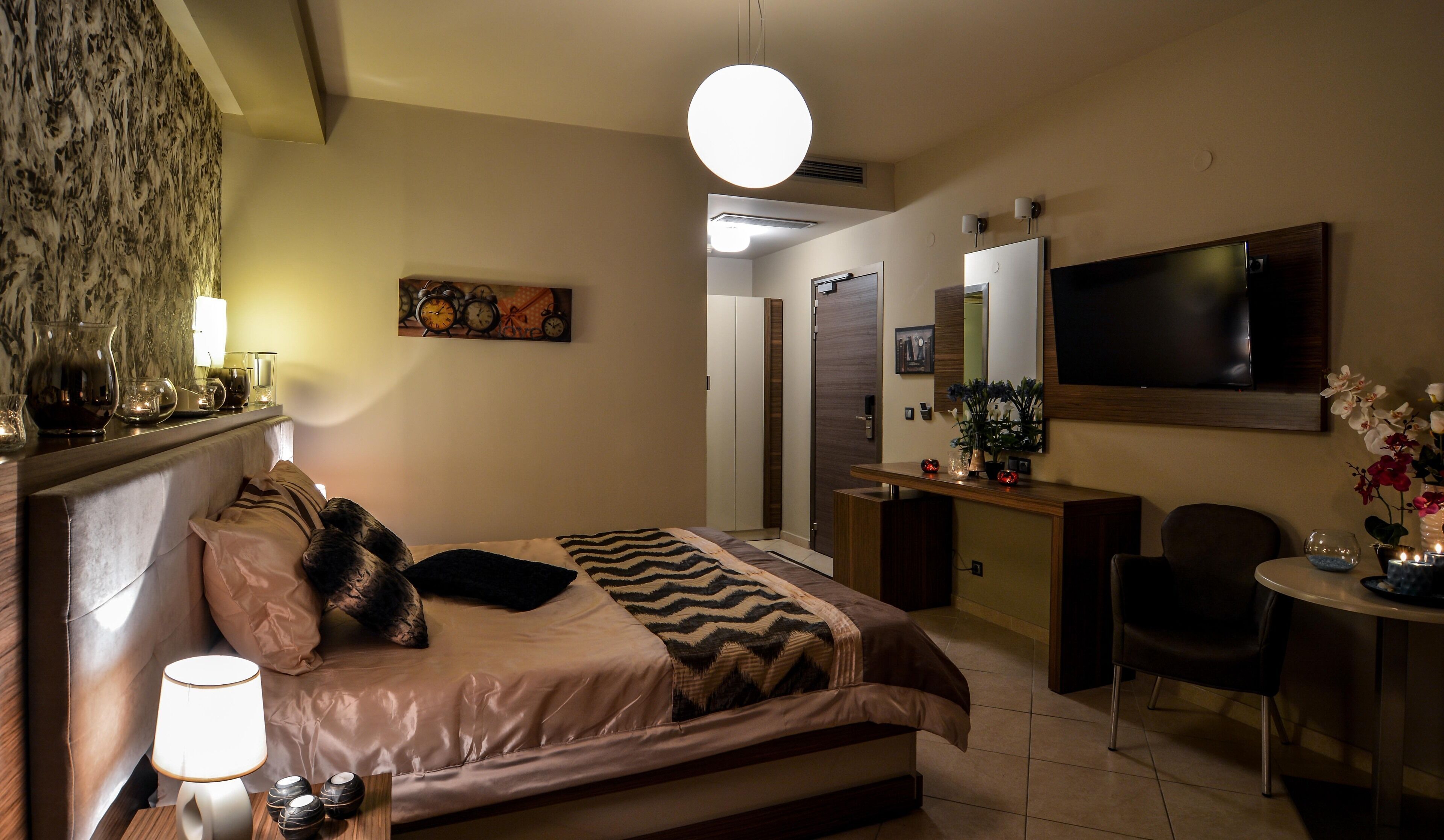 Peralatan tempat tidur premium, bar mini, peti besi dalam bilik 