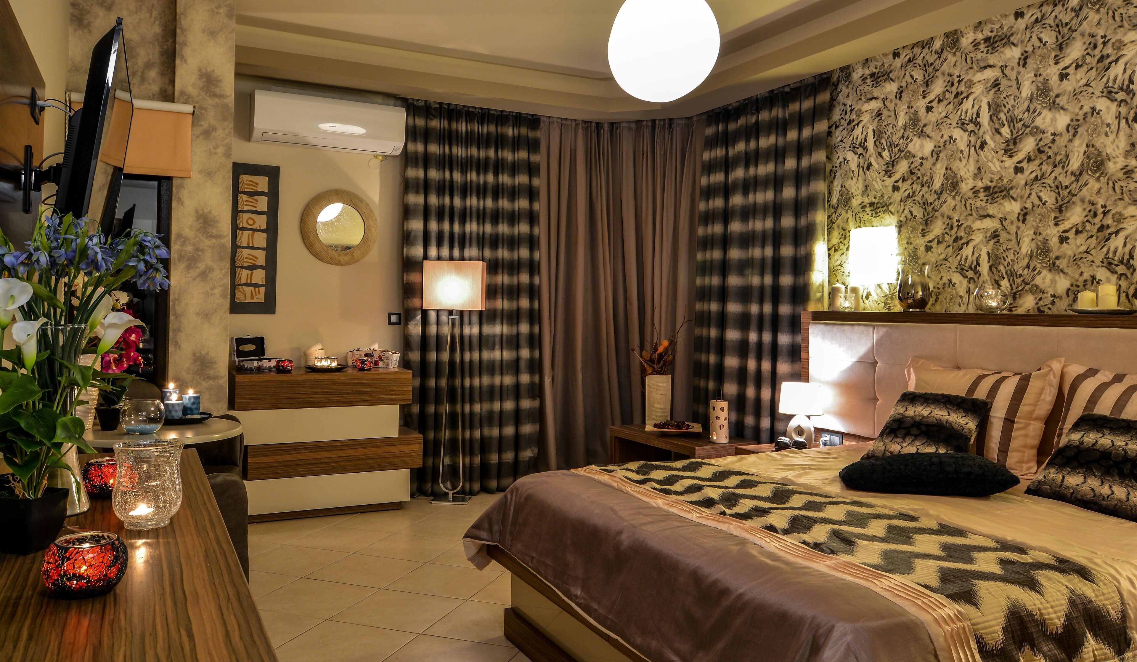 Peralatan tempat tidur premium, bar mini, peti besi dalam bilik 