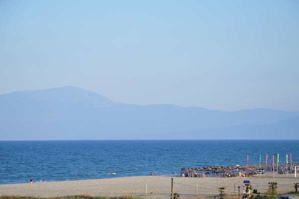 NĂ€ra stranden, solstolar och parasoller