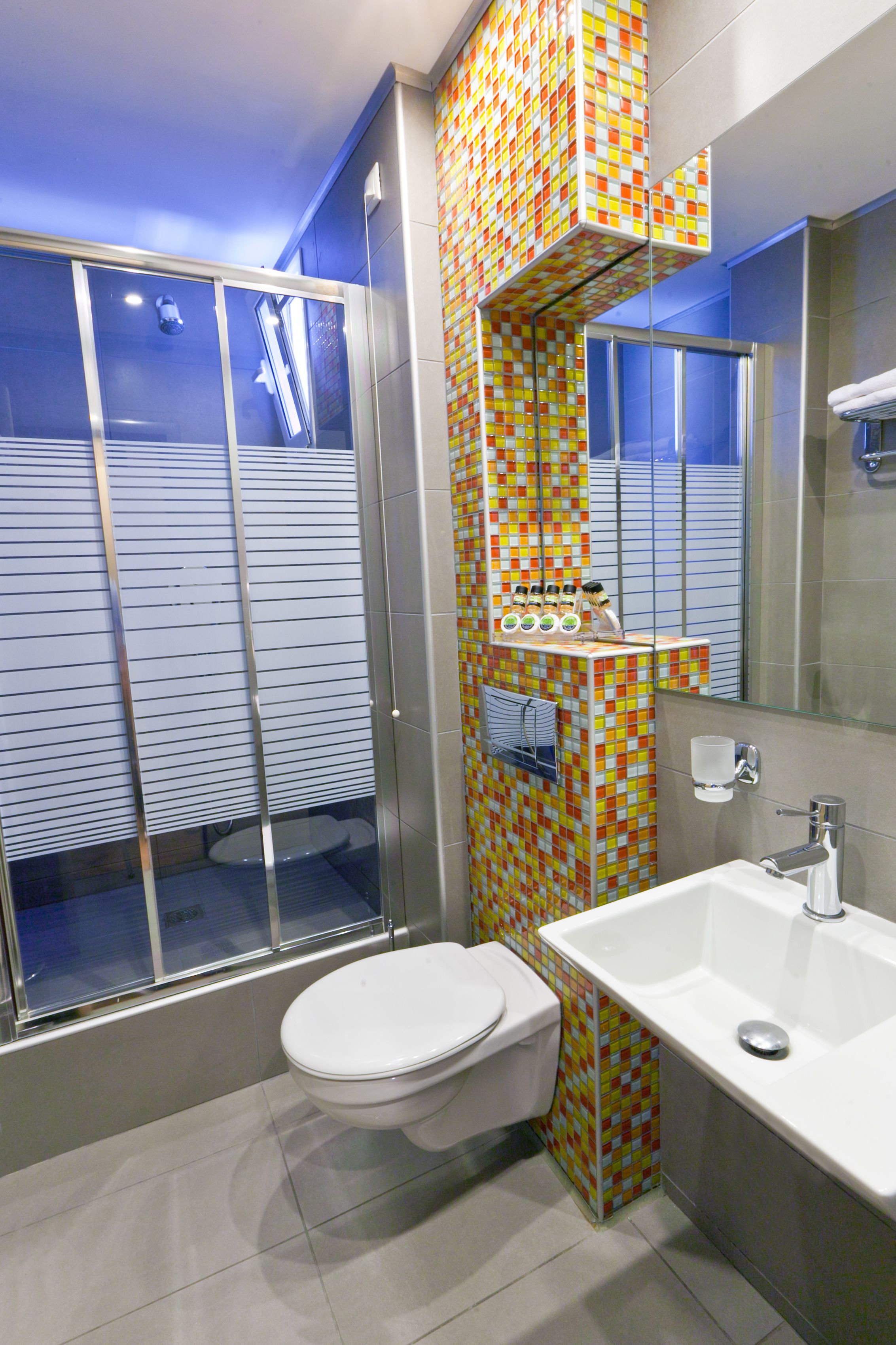 Un baño con inodoro, ducha y bañera.