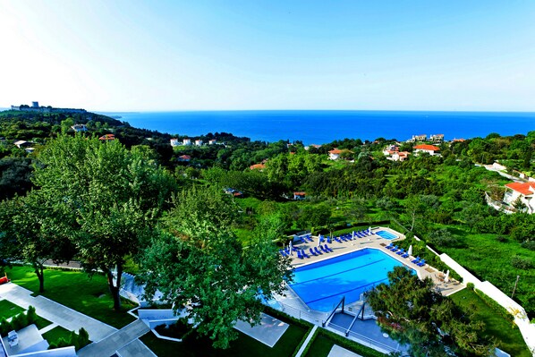 Außenpool (je nach Saison geöffnet), Liegestühle