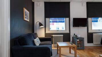 Triple Room | Individually decorated, individually furnished, desk, laptop workspace