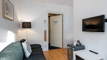 Standaard kamer, 1 twee- of 2 eenpersoonsbedden | Individueel gedecoreerd, individueel gemeubileerd, een bureau