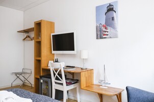 Quarto casal, 1 cama Queen | Individualmente decorados, individualmente mobiliados, escrivaninha