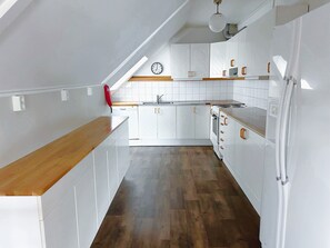 City Apartment | Private kitchen | Shared fridge, shared microwave - Port Hotel (Karlshamn)