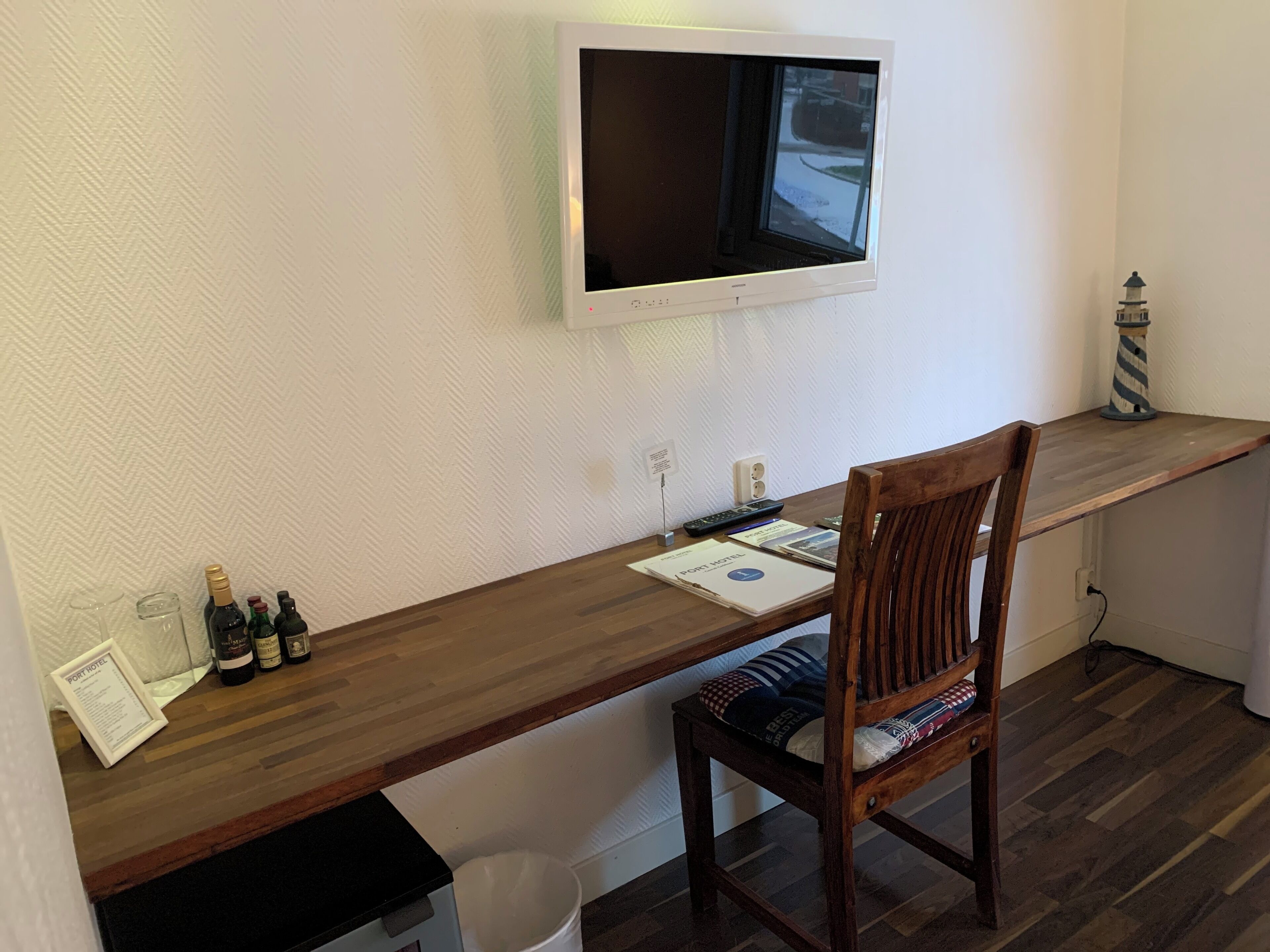 double room, 1 queen bed | 1 bedroom, individually decorated, individually furnished, desk