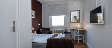 Economy Single Room, 1 Twin Bed (Small) | Individually decorated, individually furnished, desk, laptop workspace