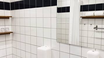 Phòng đôi hoặc 2 giường đơn Tiêu chuẩn | Phòng tắm | Buồng tắm vòi sen, máy sấy tóc, khăn tắm, xà phòng