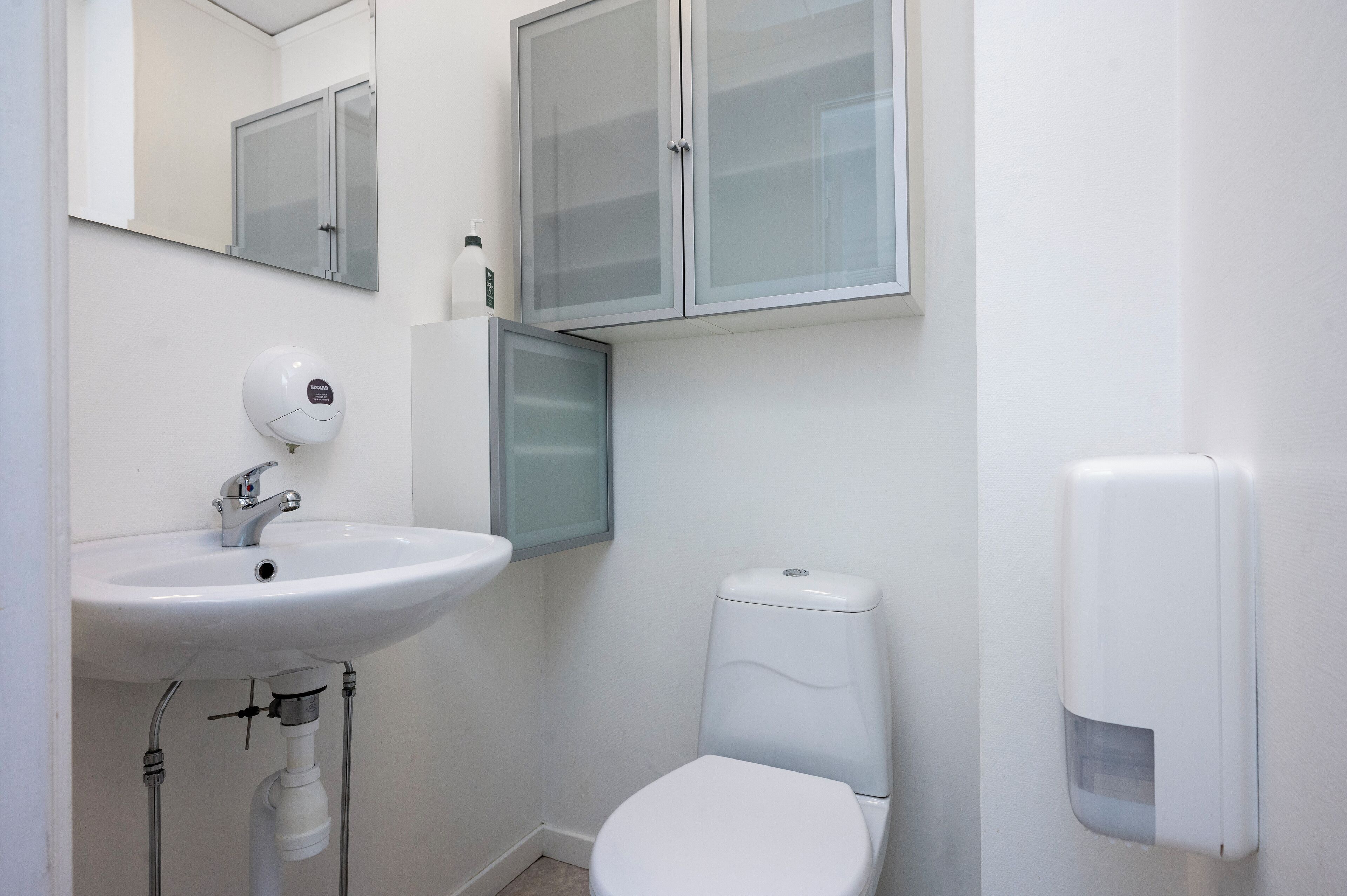 city apartment | bathroom | shower, hair dryer, towels, soap