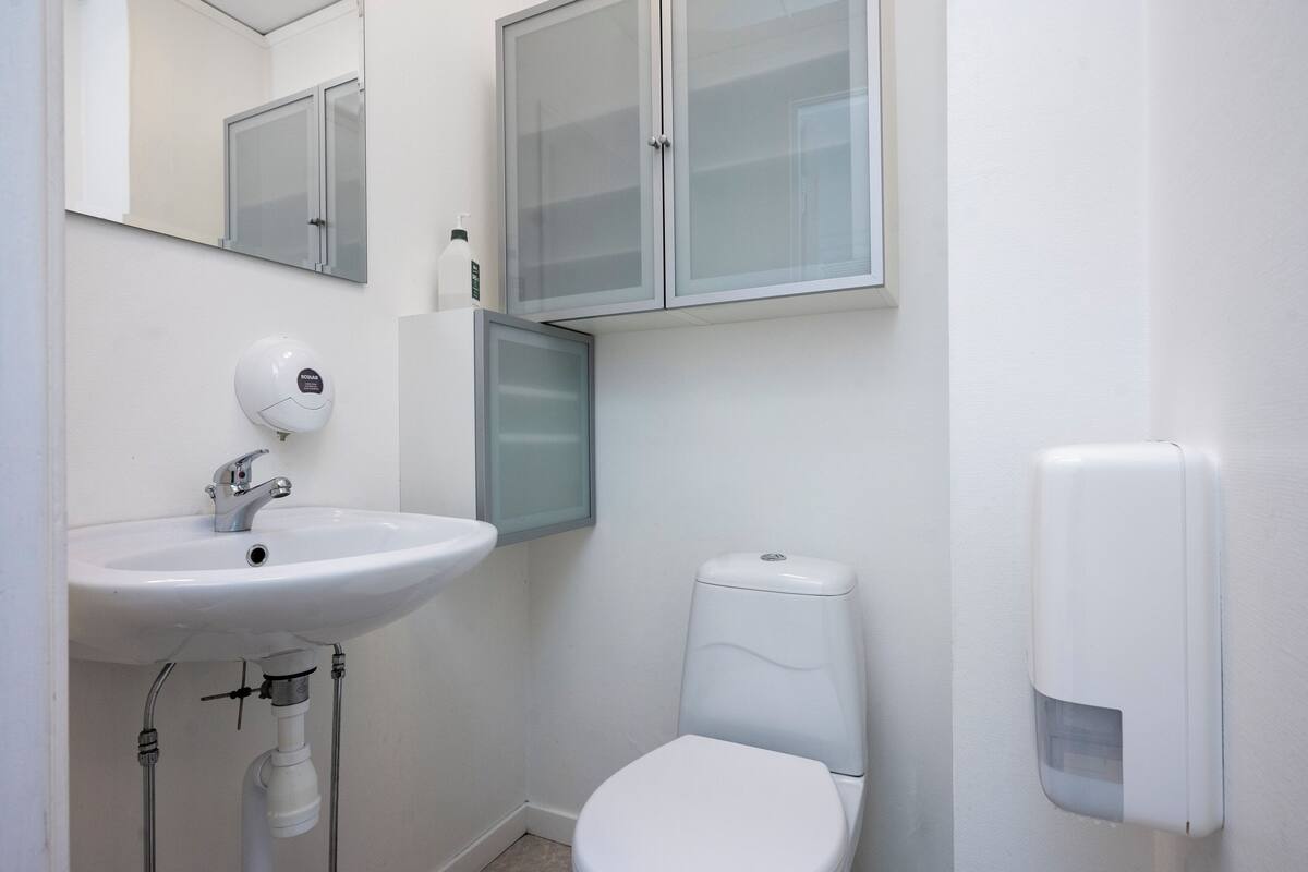 city apartment | bathroom | shower, hair dryer, towels, soap