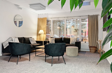 Escritorio, tabla de planchar con plancha y wifi gratis . First Camp Moraparken