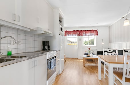 Cottage (5 beds) | Private kitchen | Microwave