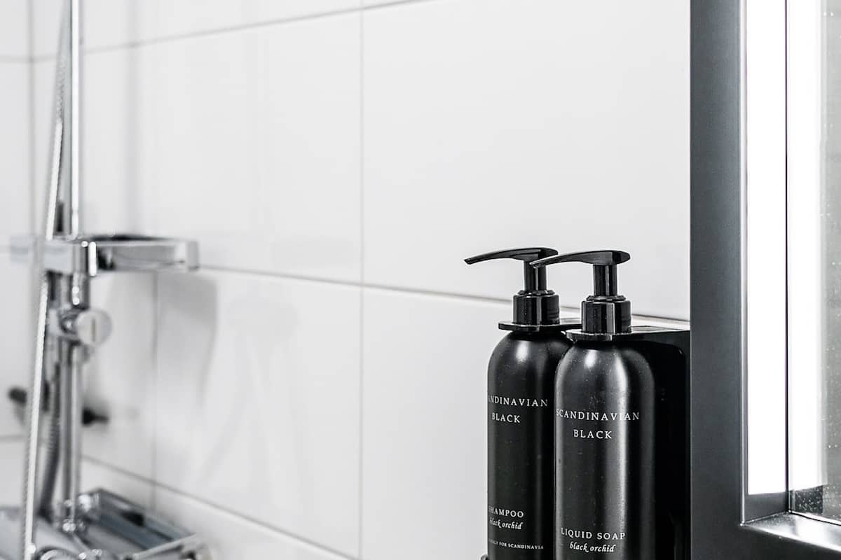 quadruple room | bathroom | shower