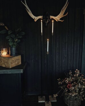 Serveert ontbijt, lunch, diner, lokale gerechten 