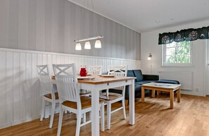 Cottage (5 beds) | Desk, iron/ironing board, free WiFi