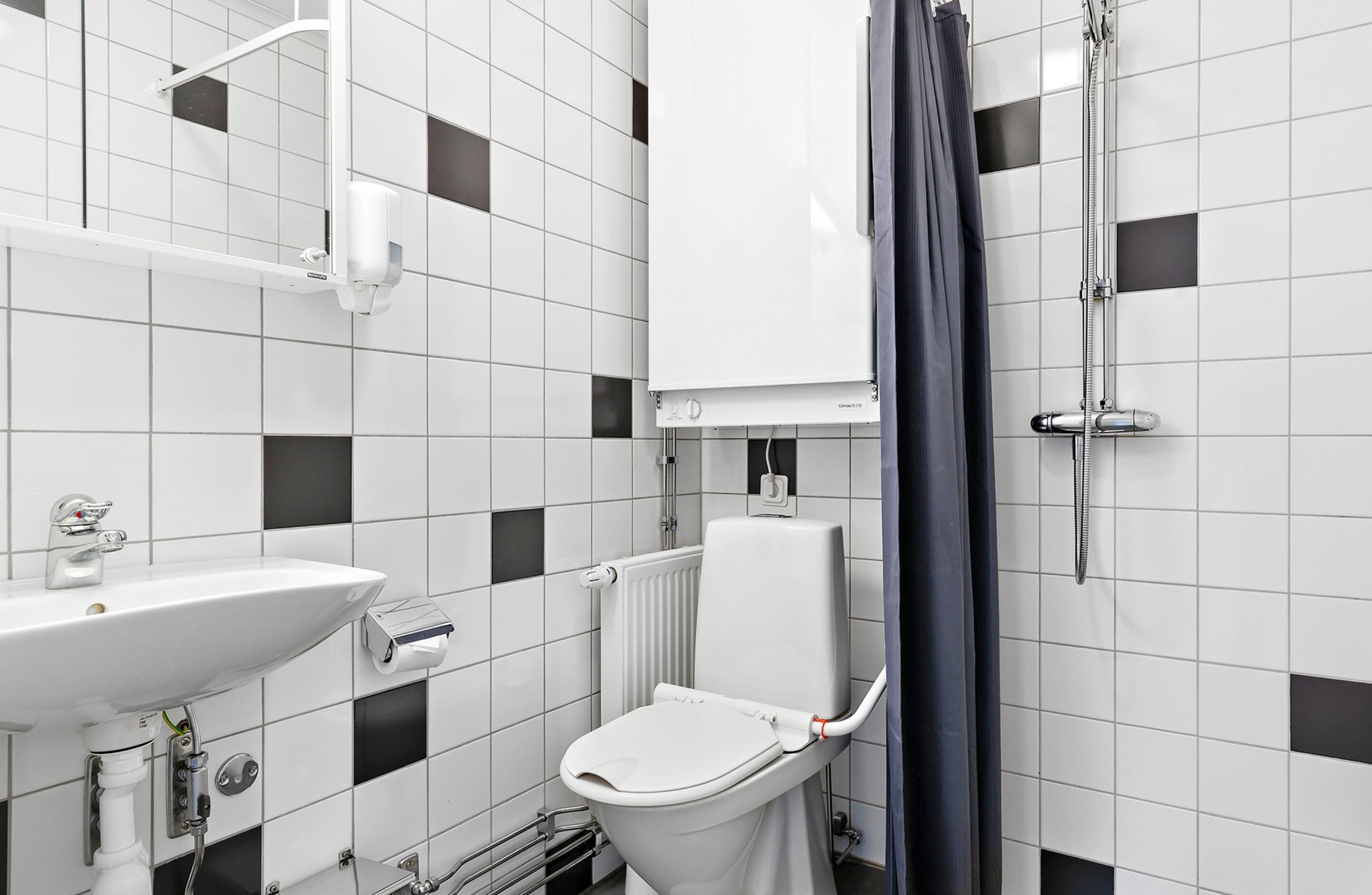 cottage (5 beds) | bathroom | shower