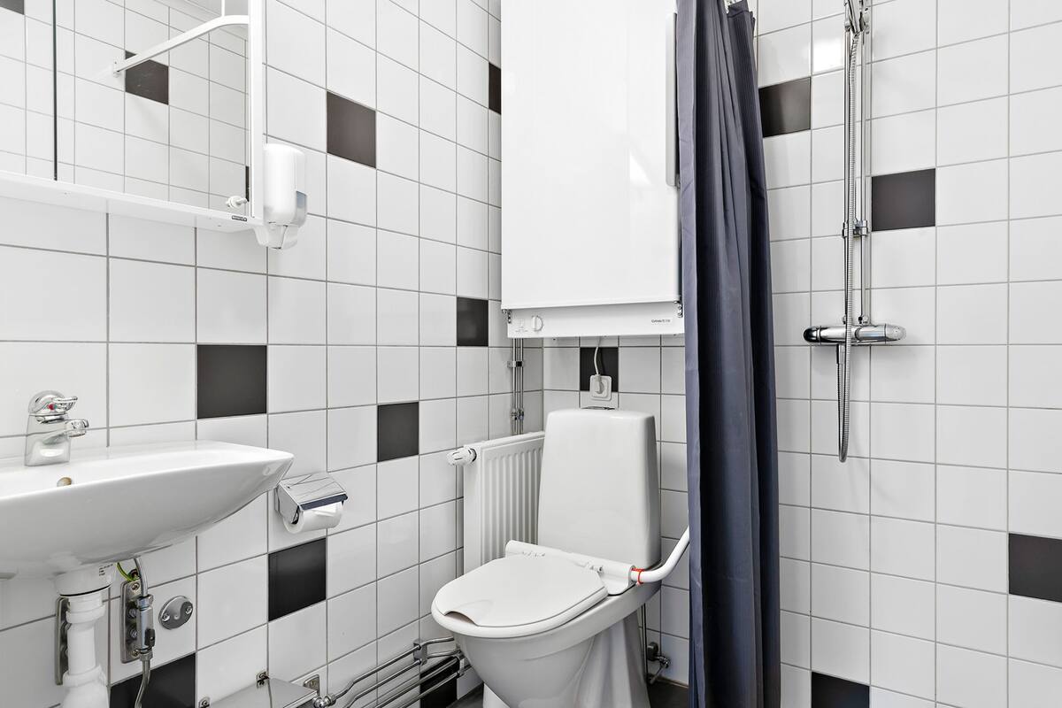 cottage (5 beds) | bathroom | shower