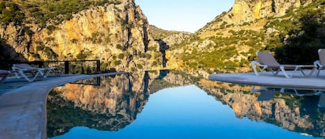 Piscina all'aperto, ombrelloni da piscina, lettini