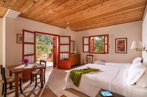 開放式客房 | 高級寢具、羽絨被、Tempur-Pedic 床墊、客房內保險箱