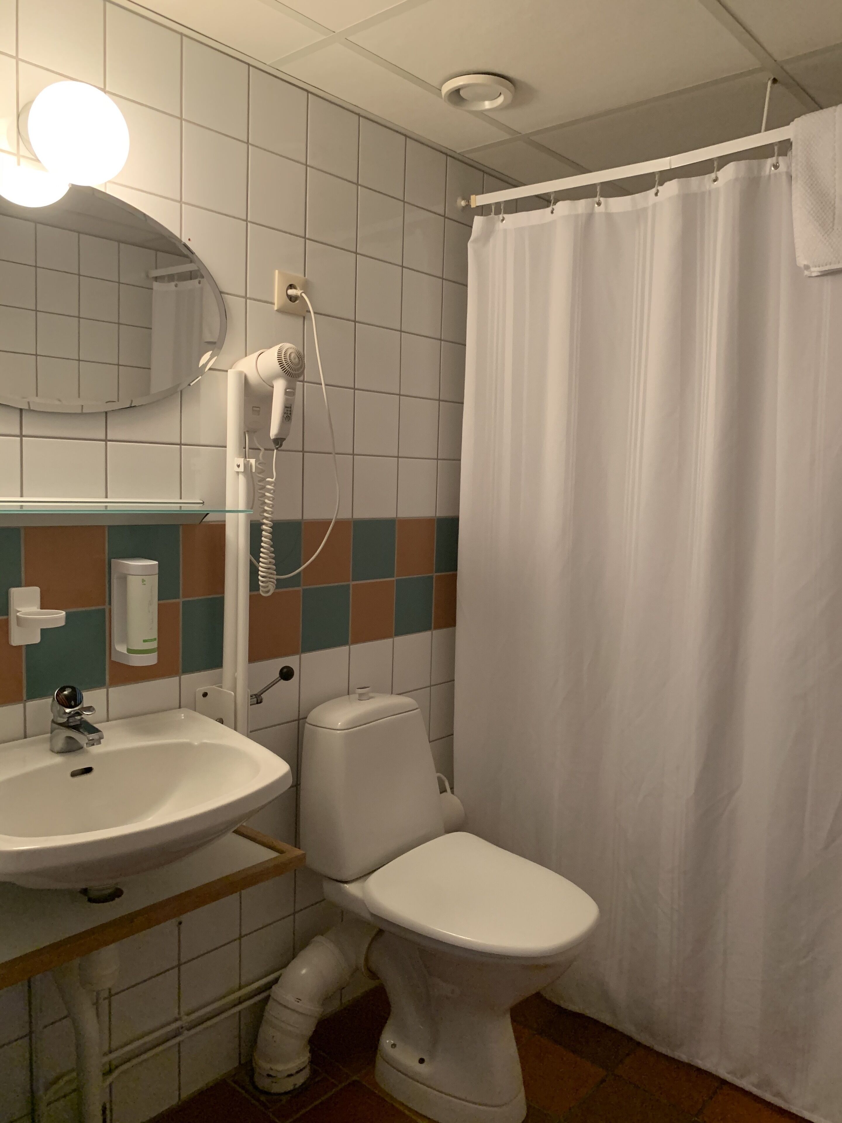 double room (terrace/balcony) | bathroom | free toiletries, hair dryer, towels