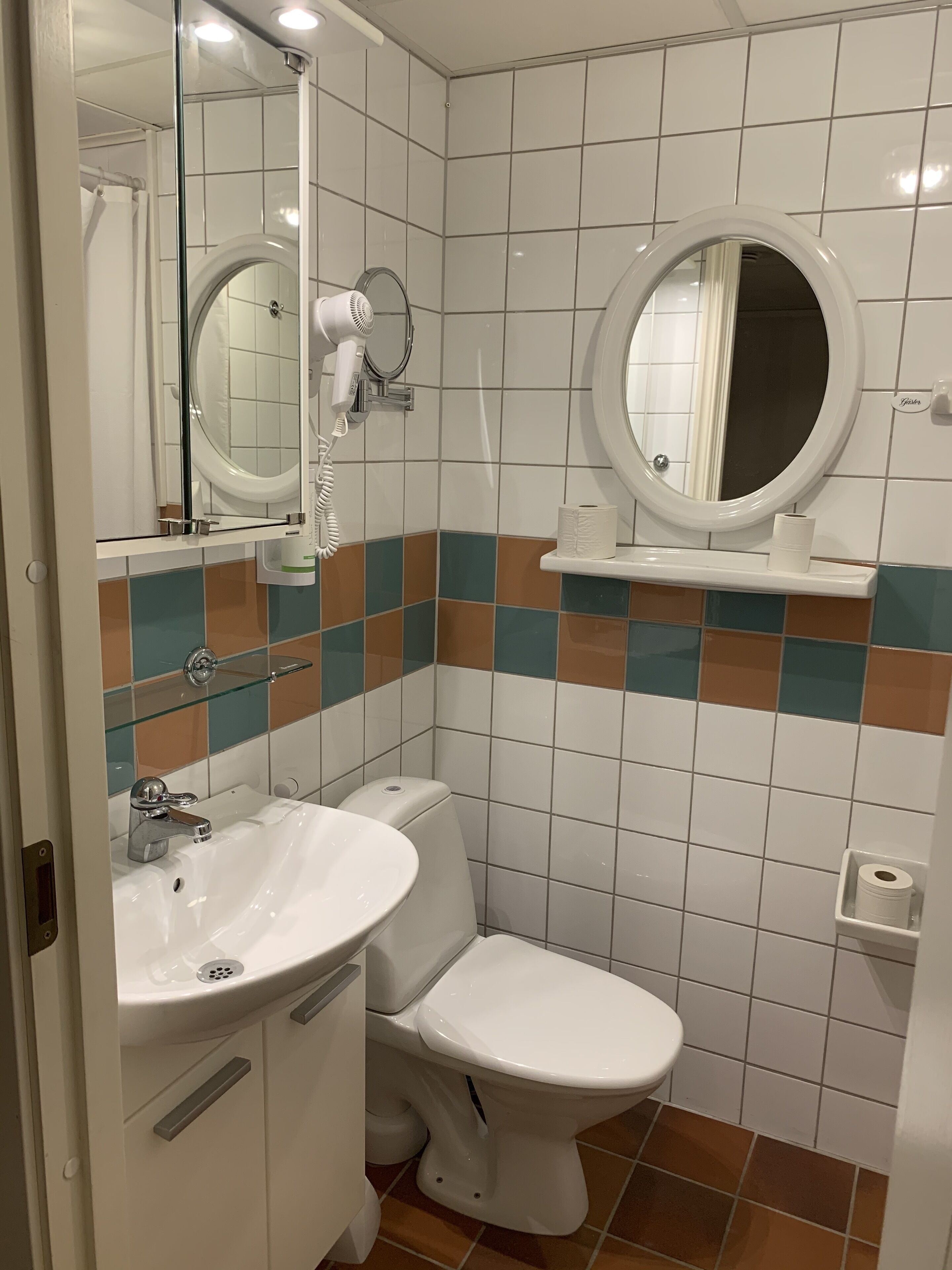 superior suite | bathroom | free toiletries, hair dryer, towels