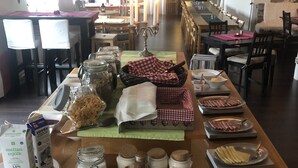 Ein reichhaltiges Buffet mit verschiedenen Speisen und Beilagen.