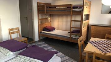 Habitación cuádruple (Private WC, Shared Shower) | Decoración personalizada, muebles diferentes y cunas gratuitas