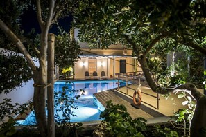 Seasonal outdoor pool, open 9:00 AM to 8:00 PM, pool umbrellas - Creta Elena (Chania)