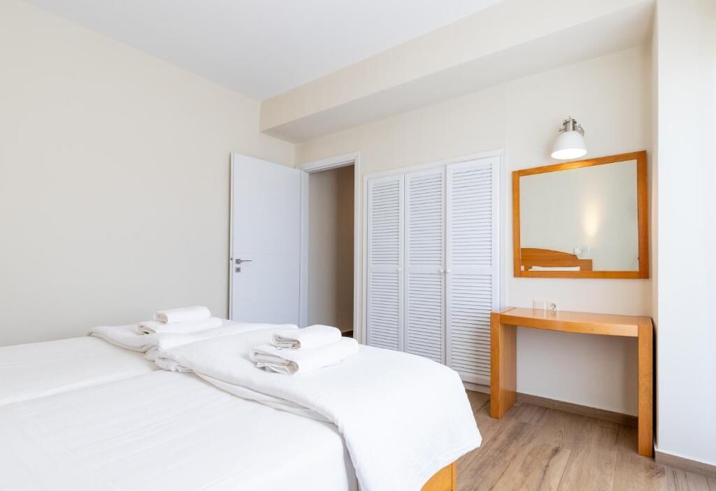 خزنة داخل الغرفة وستائر تعتيم وتجهيزات عازلة للصوت