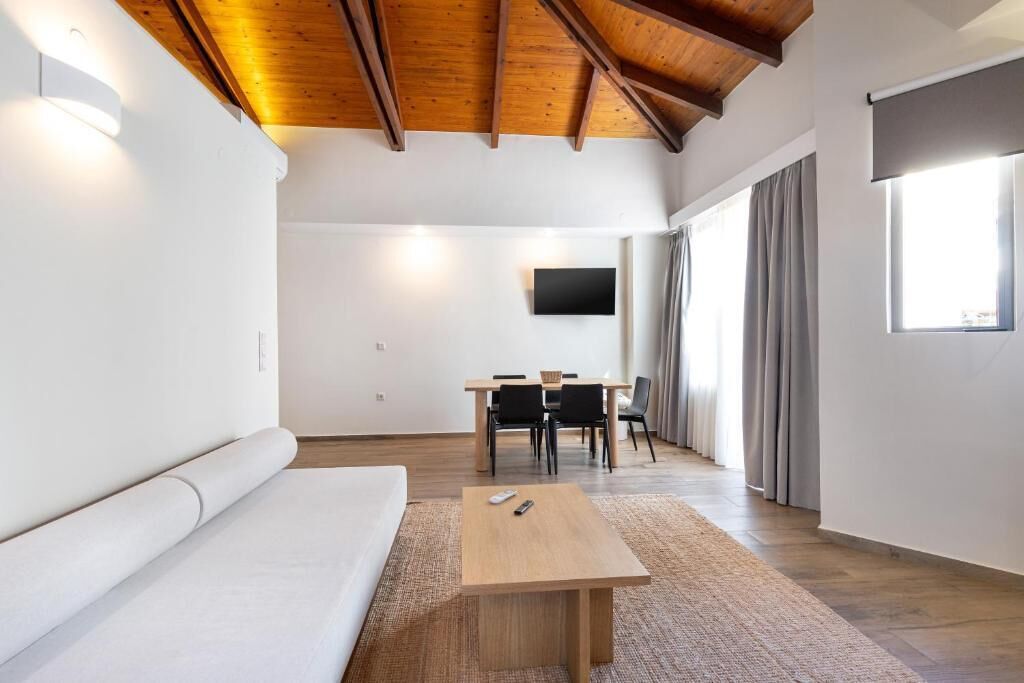 Deluxe, 2 Bedrooms Apartment with Balcony | 起居区 | 平板电视