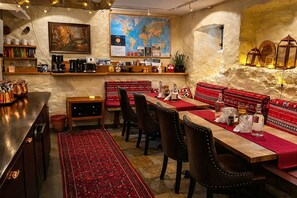 Nevera en la zona común y microondas en la zona común